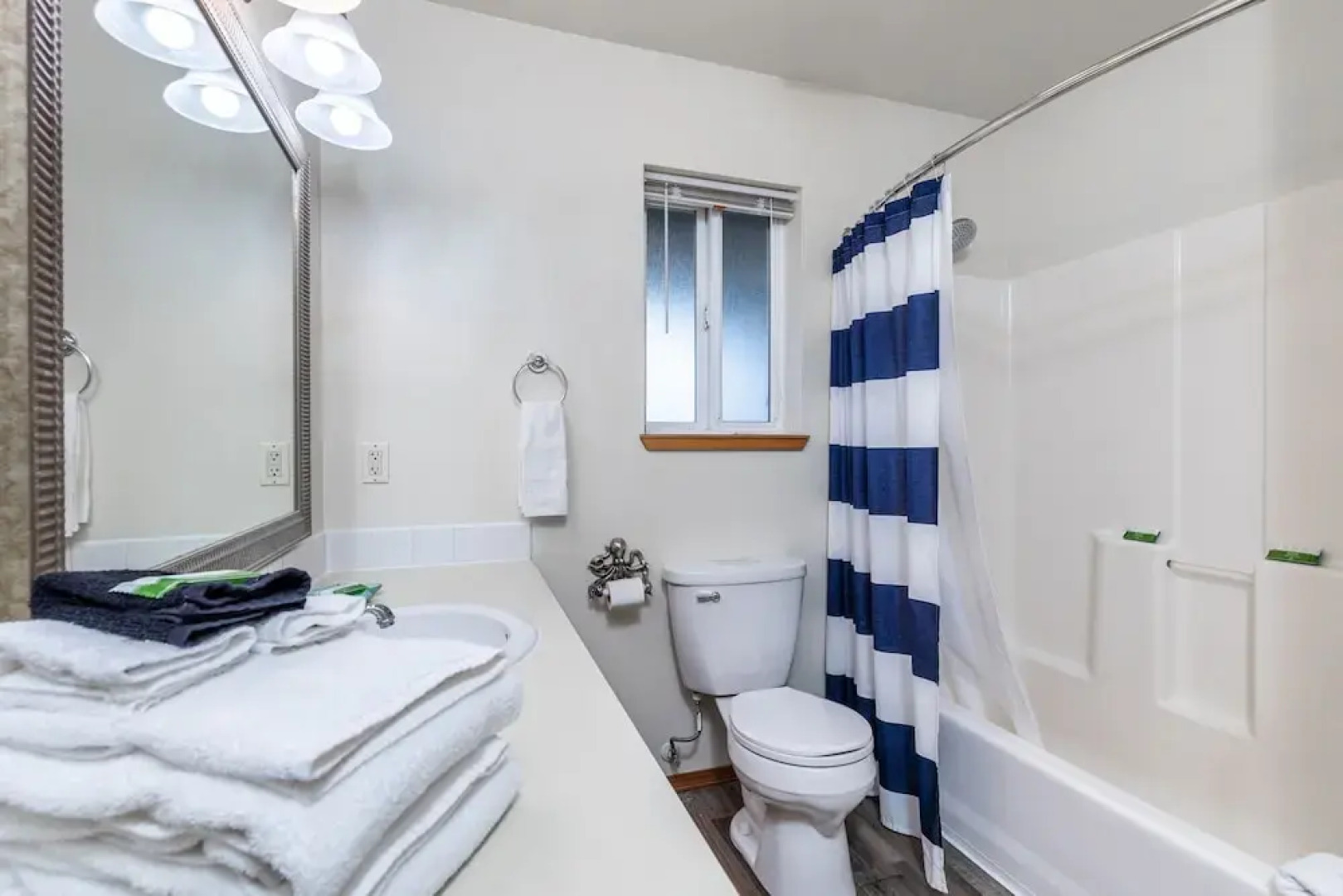 Seaside Getaway by Avantstay Deck w Views