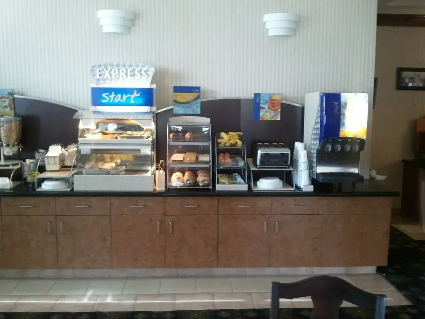 Holiday Inn Express Hotel & Suites Lucedale