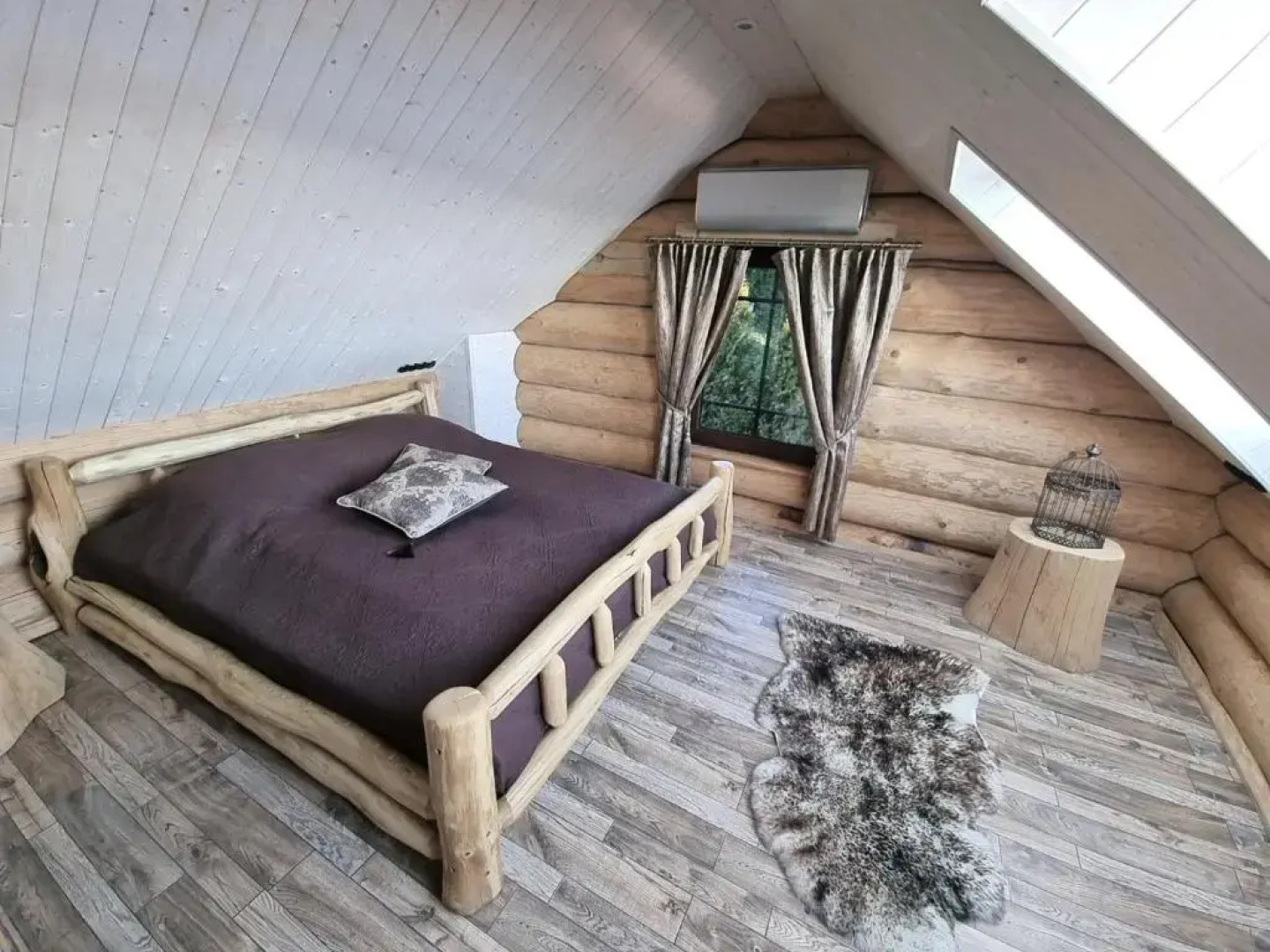 Pirties namelis ant ežero kranto