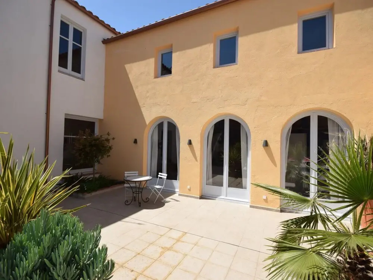 Beautiful, Authentic House With Large Patio and Swimming Pool, Near the Beach