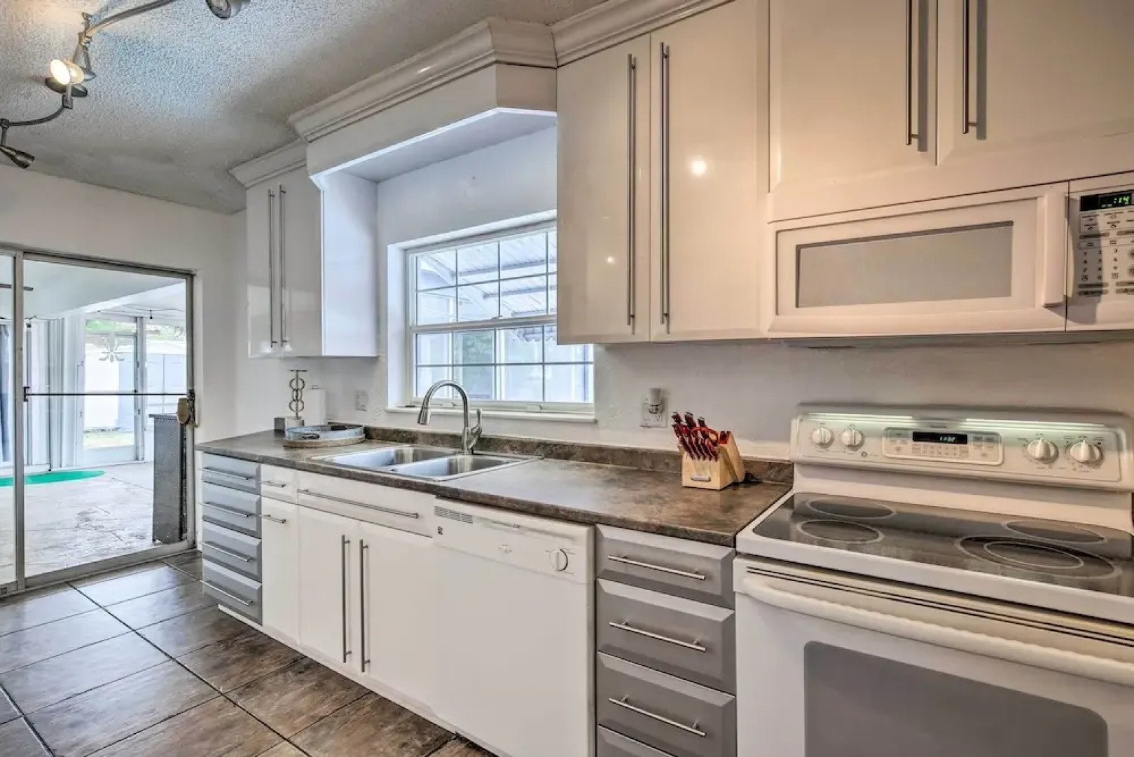 Private Pool & Dock: Coconut Creek Home!