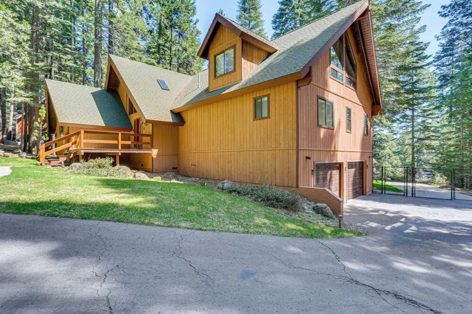 Spacious Retreat w/ Backyard: 1 Mi to Lake Almanor