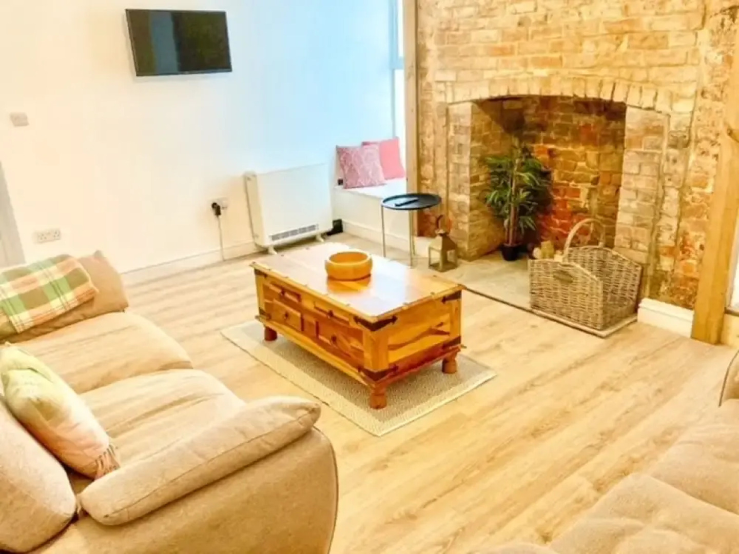 Stunning Renovated & Spacious 2 BR - 100m to Beach