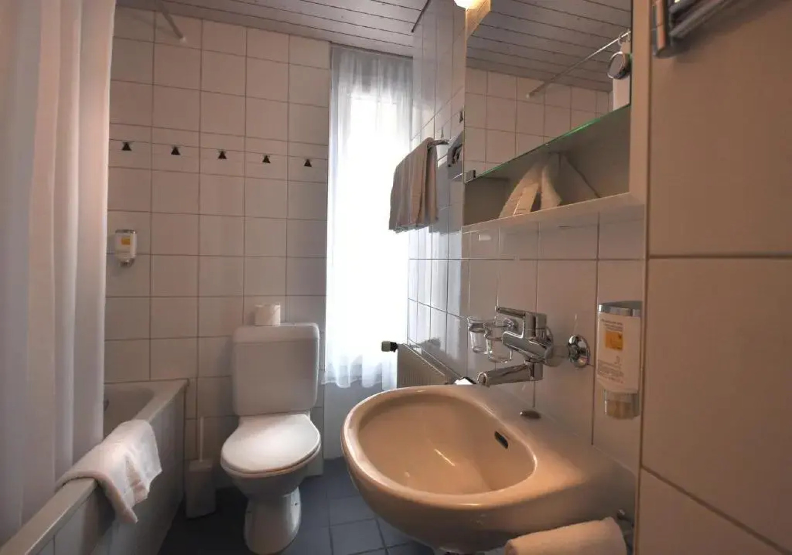 HOP Apartments & Suites