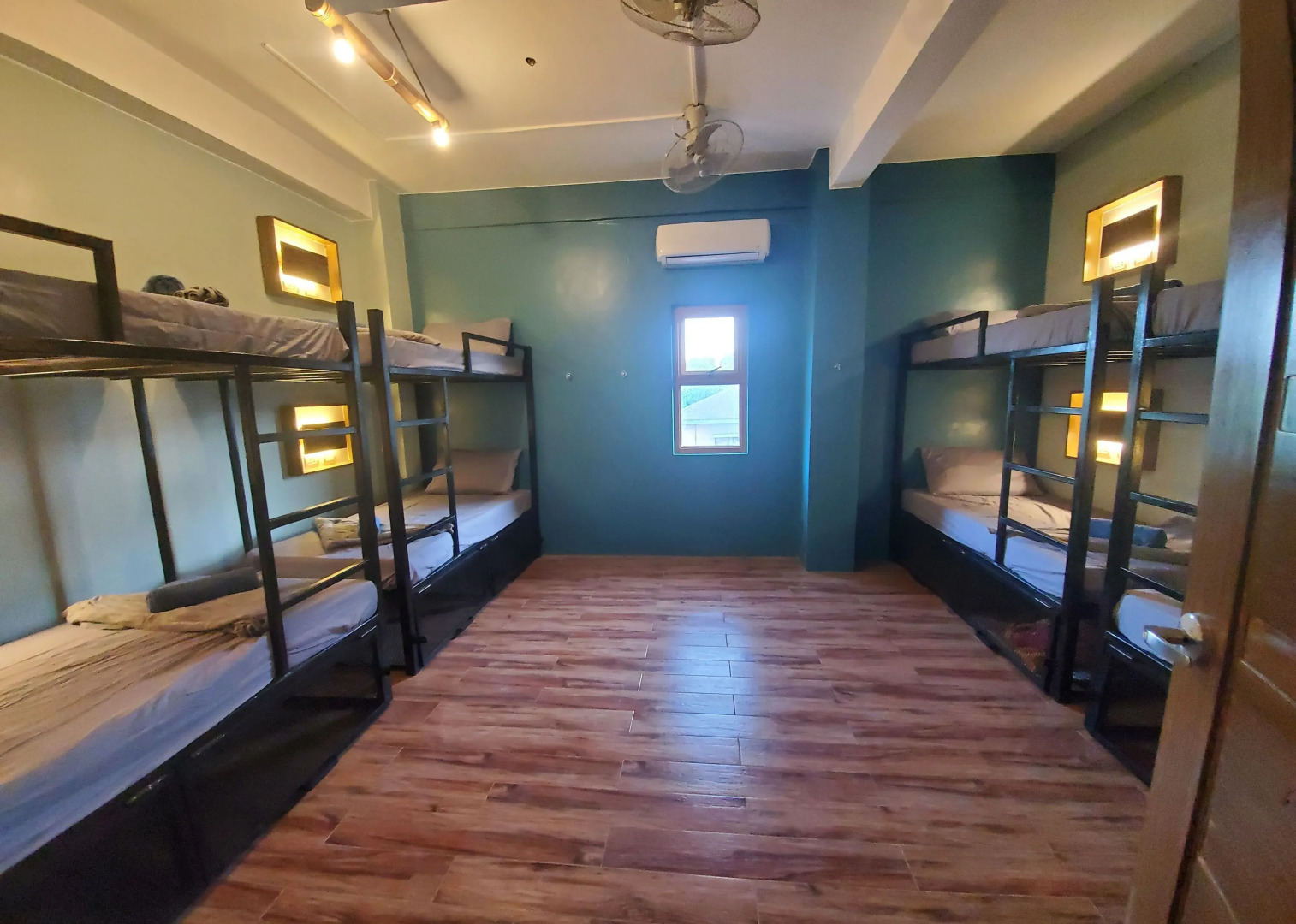 Outpost Hostel - Coron