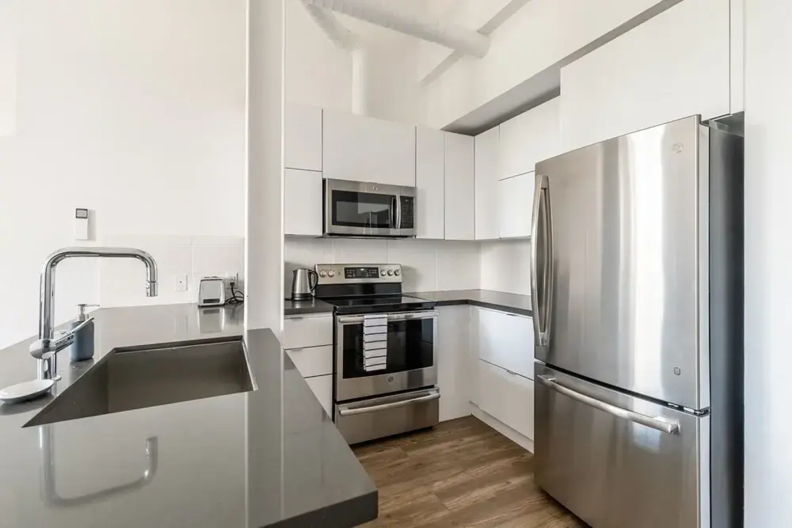 GLOBALSTAY. Dundurn LOFTS. Free parking