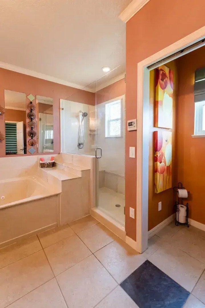 Chic Renovated Oasis: Disney & Universal Nearby 4 Bedroom Home by RedAwning