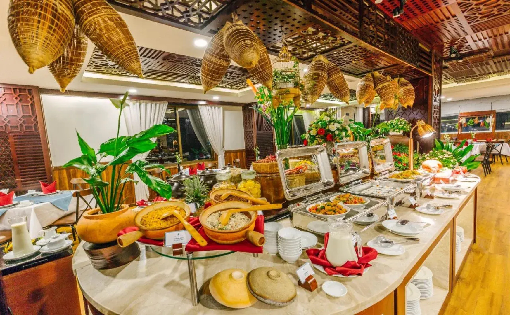 Happy Life Grand Hotel & Sky Bar