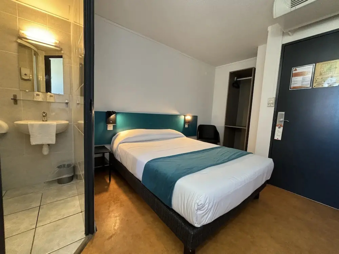 Hôtel Face West Le Pontet