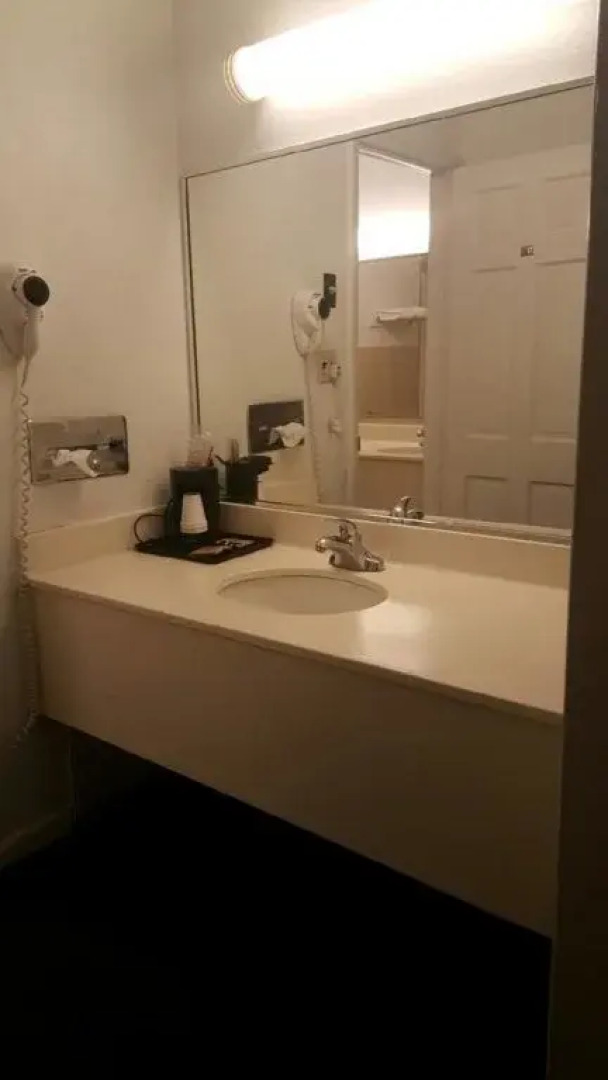 Hotel Carlisle & Embers Convention Center