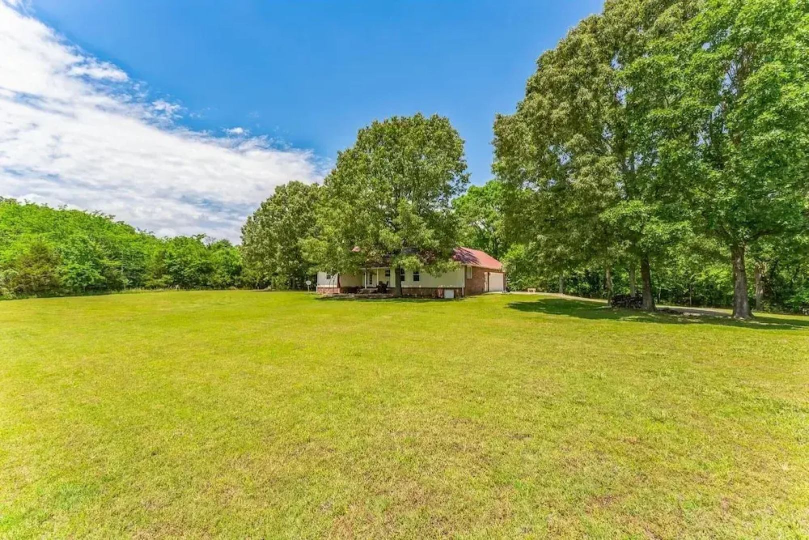 Flippin Haven: Spacious & Cozy Retreat 3 Bedroom Home by RedAwning