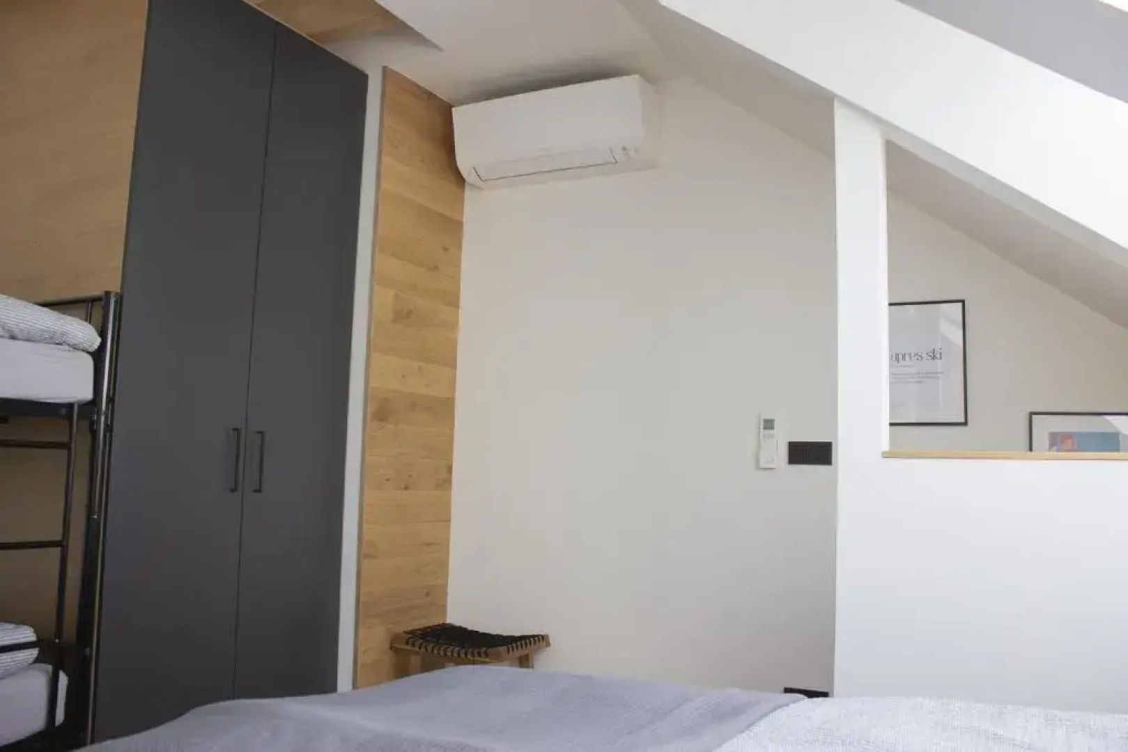 Enjoy Harrachov - Atraktivní klidný klimatizovaný apartmán 20 v centru Harrachova, parkováním s wallboxem EV, Wifi, herní konzolí, Ipad, Netflix, výhledem do zahrady a na romantický kostelík