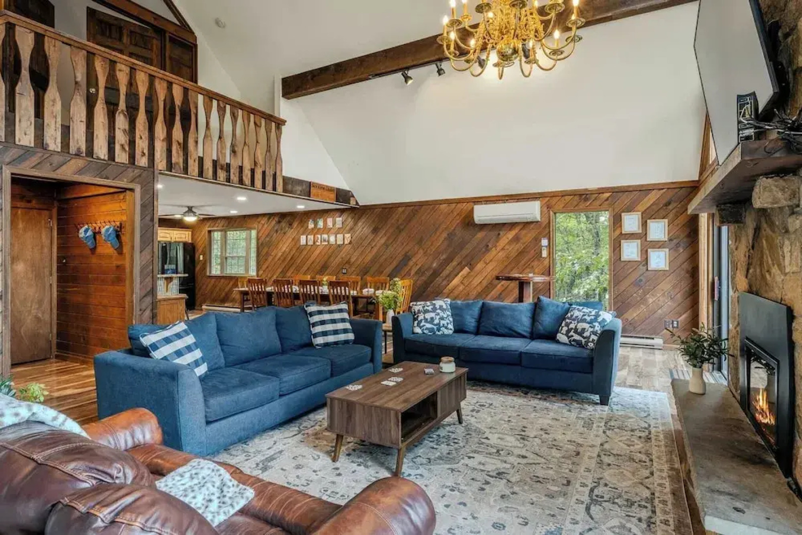 Sky View Chalet by Avantstay Stunning Interior, Spacious Deck, Hot Tub, & View