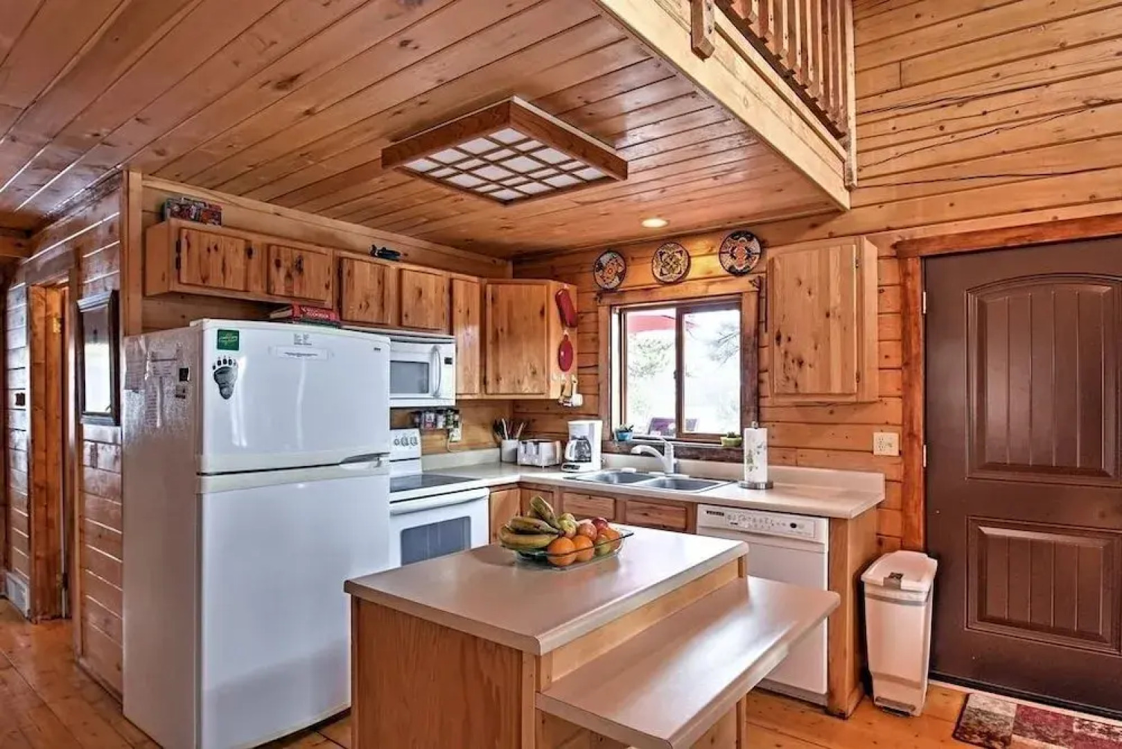 Secluded W/ Game Room & Huge Wraparound Deck 3 Bedroom Cabin