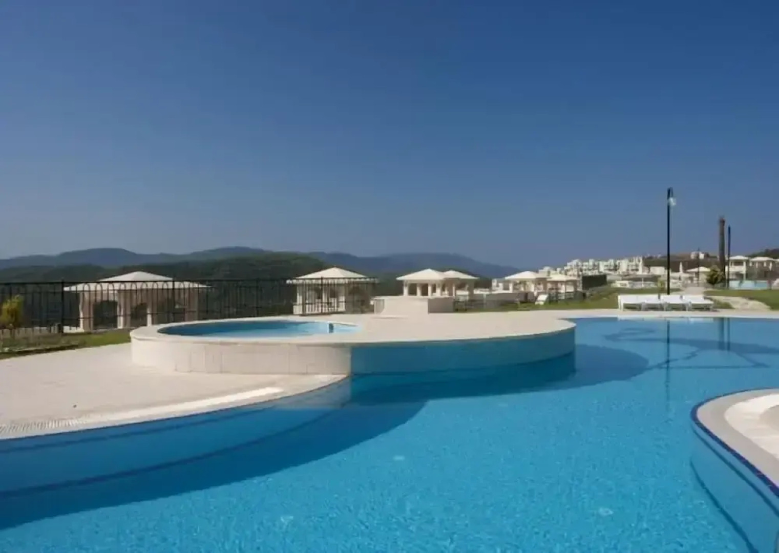 1 Bedroom Apartment Lake View 5 by Likya Global