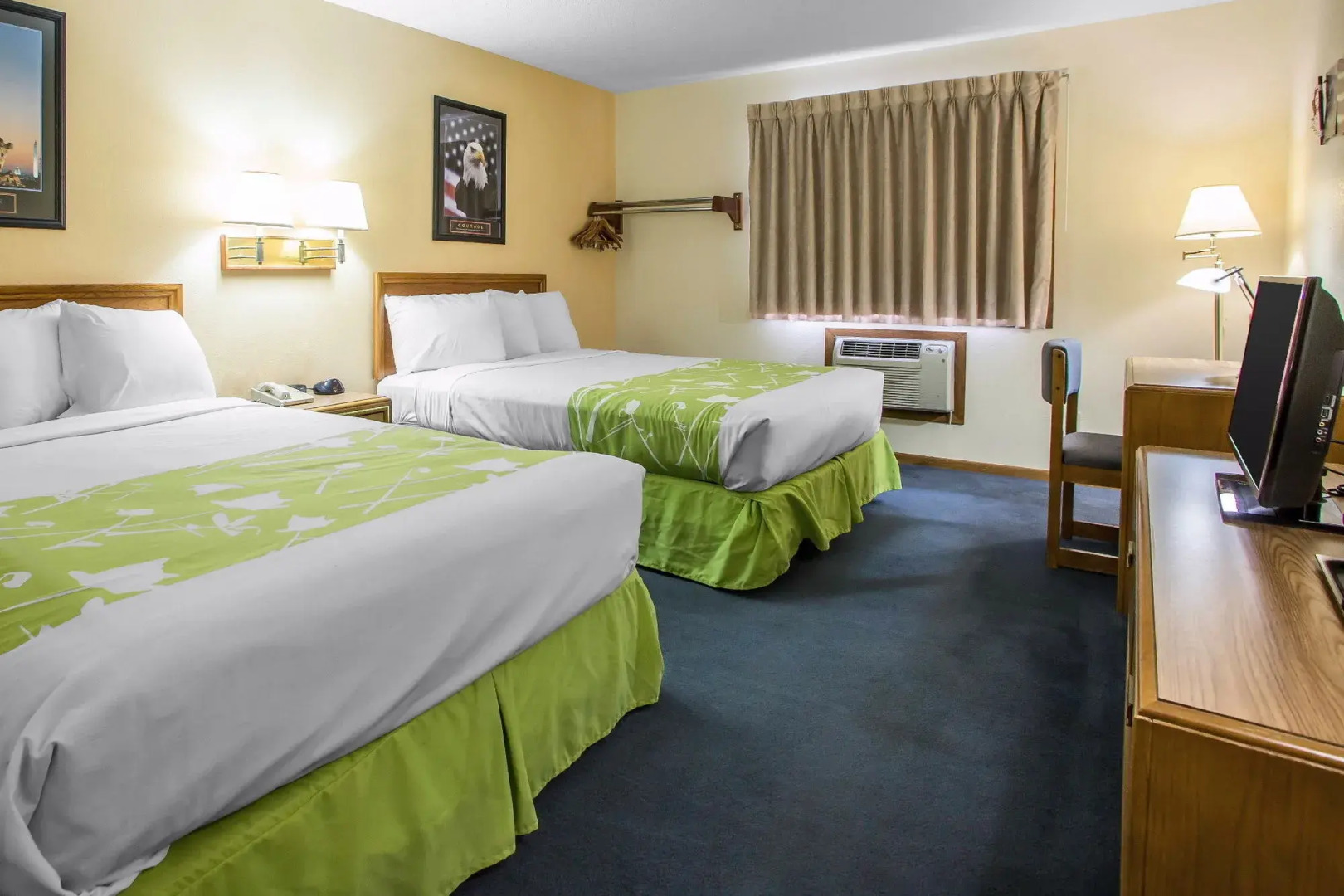 Econo Lodge Inn & Suites Dubuque