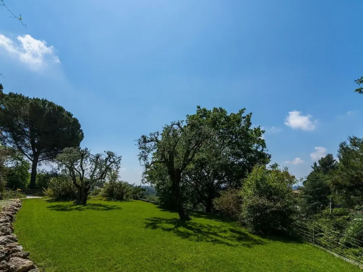 Spacious Villa in La Gaude With Swimming Pool