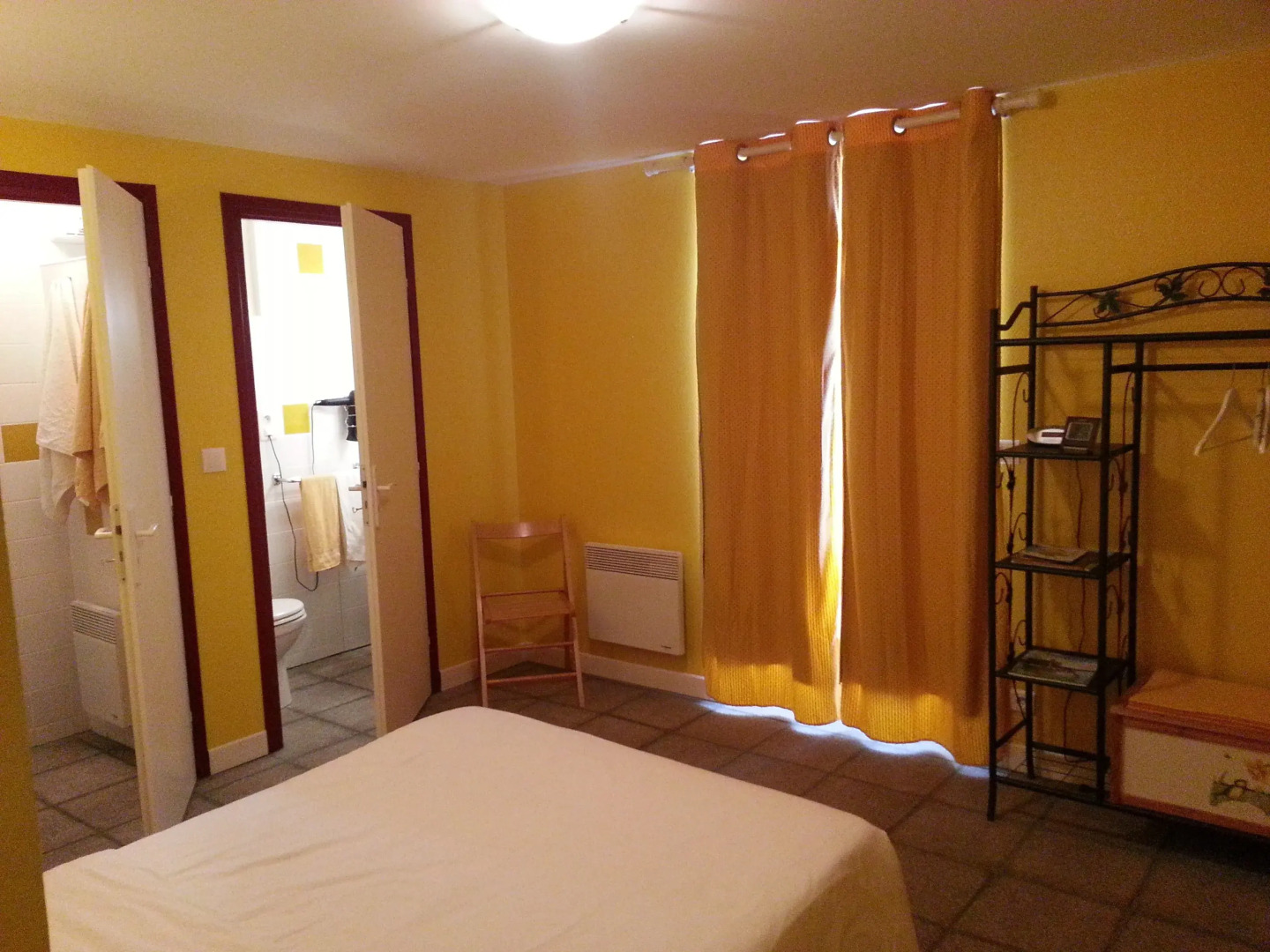 Au Grillon Dort