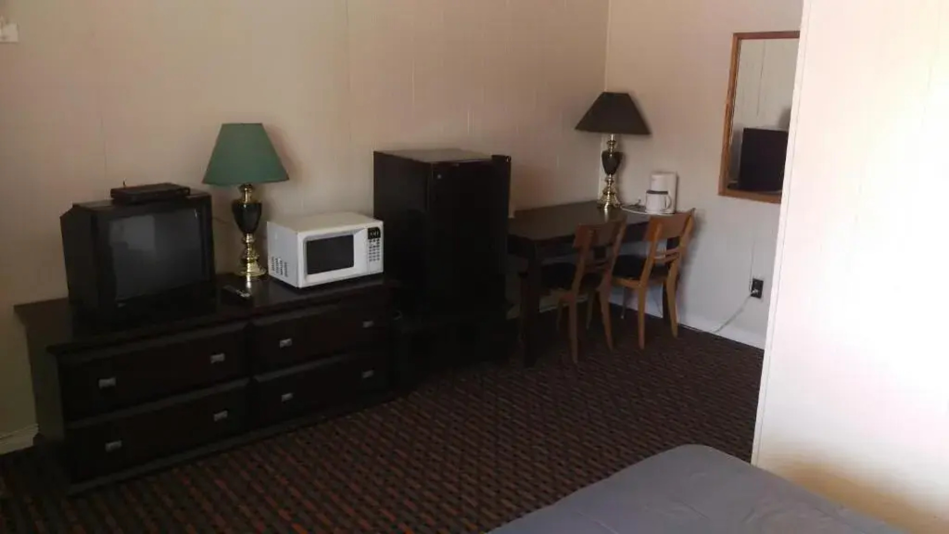 Bay Lake Inn (Frontiersman Motel)