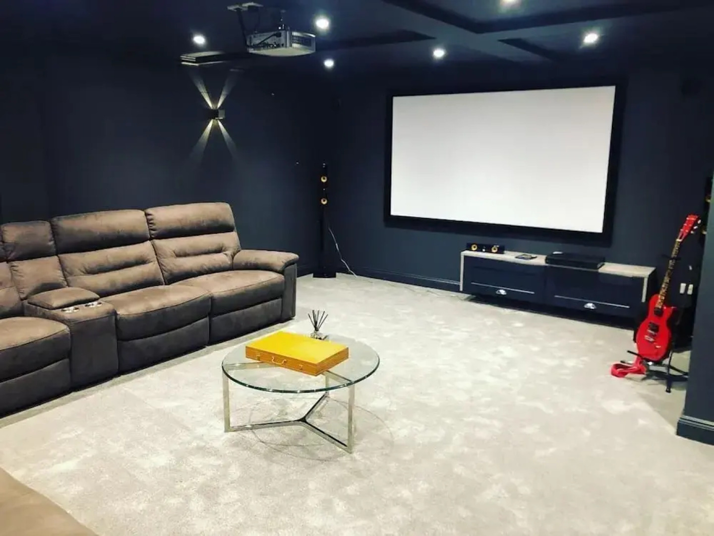 Beautiful Family Home With 42ft Pool & Cinema Room