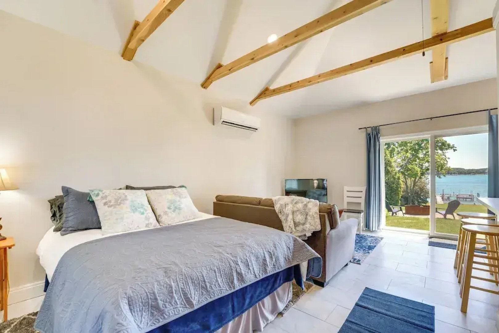 Serene Riverfront St. Clair Studio: Walk to Dtwn!