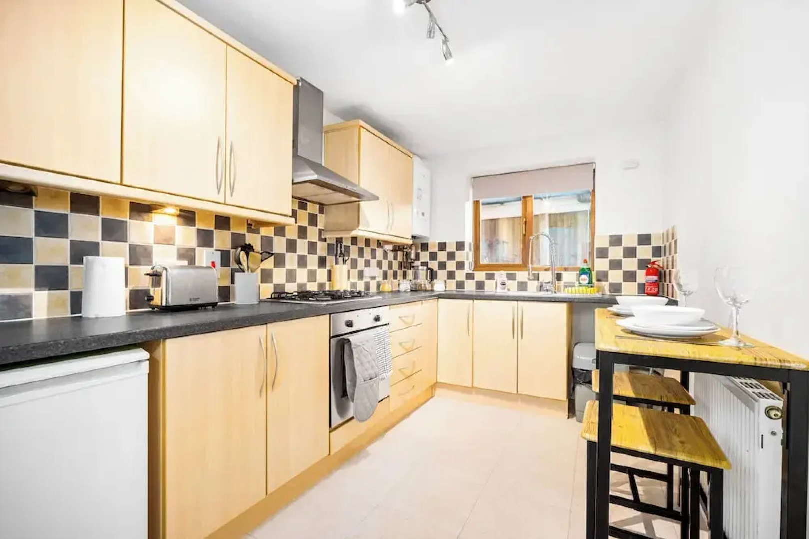 Cosy 2 bed Apt With Free Parking by Oldbury