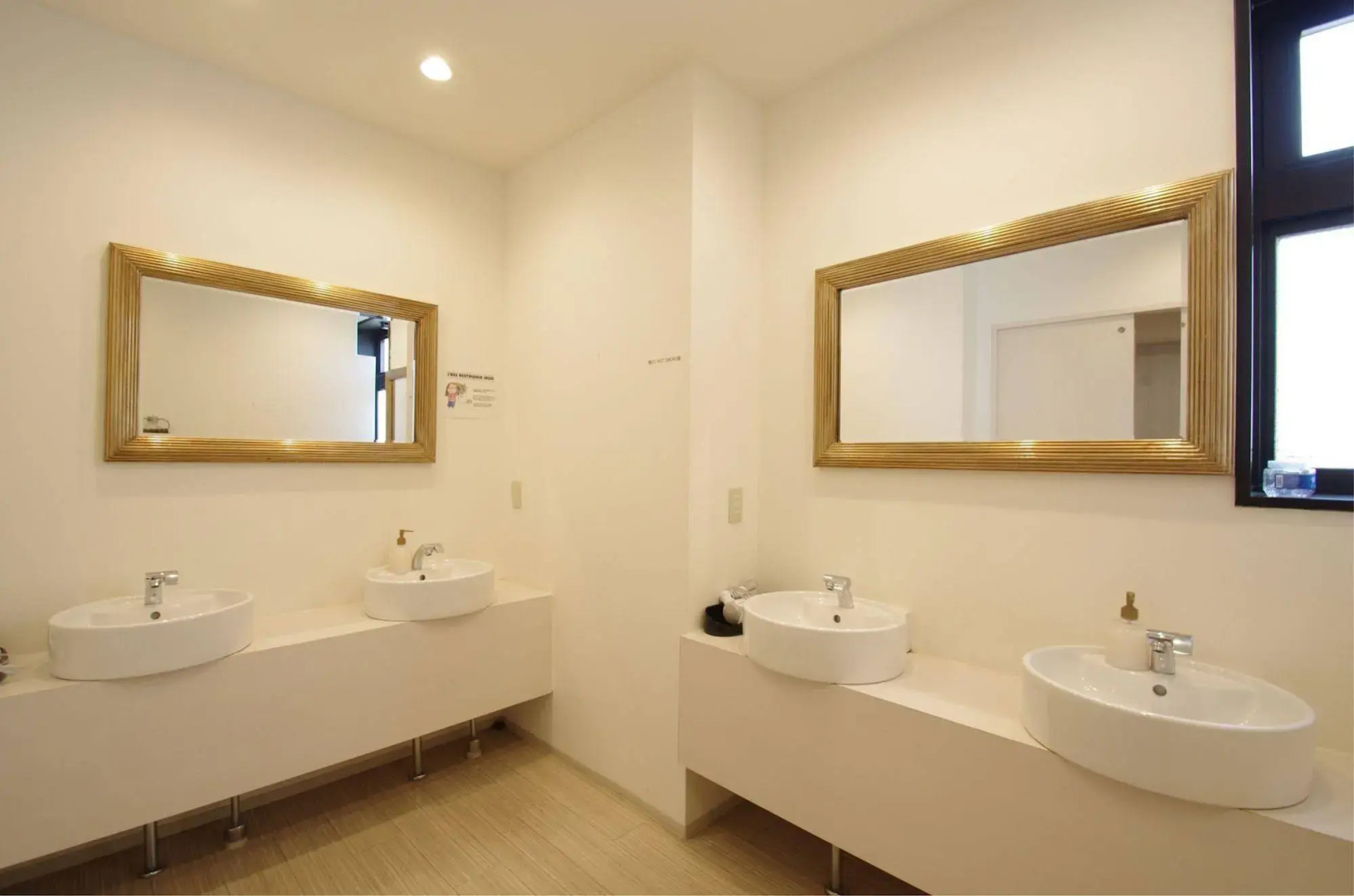 Ark Hostel & Cafe Dining