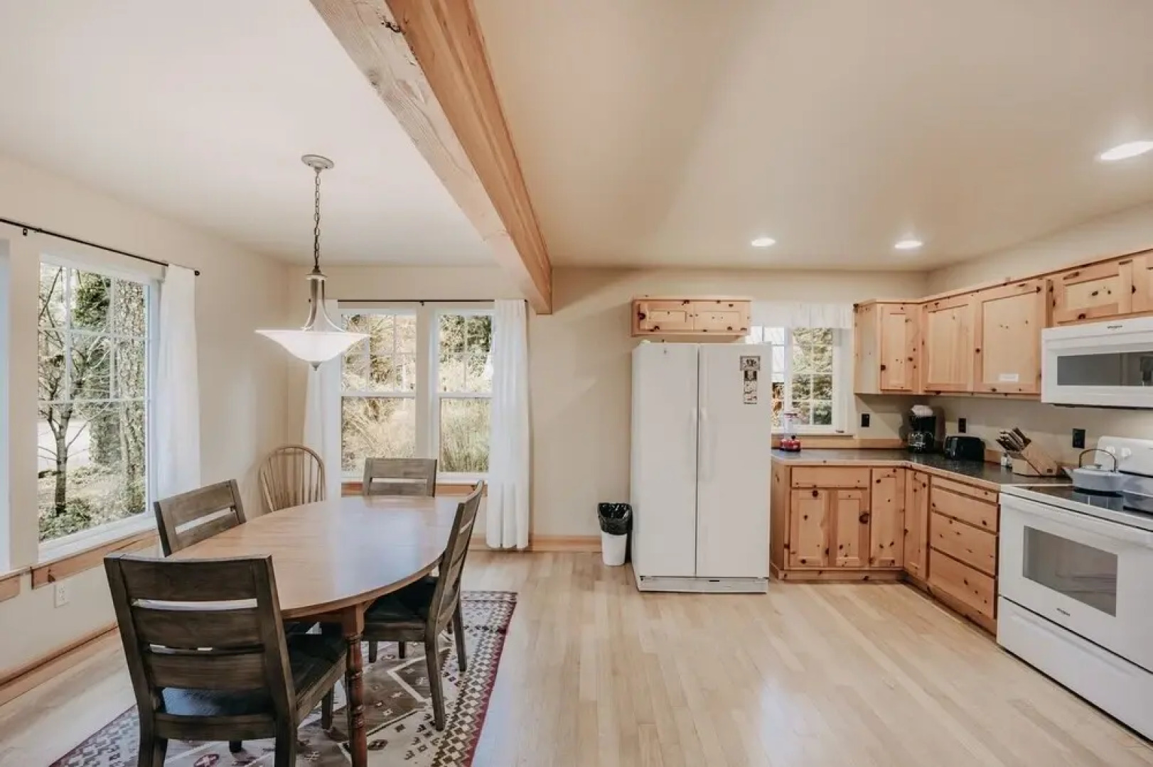 95gs - Hot Tub - Wifi - Pets Ok - Sleeps 4 2 Bedroom Home by RedAwning