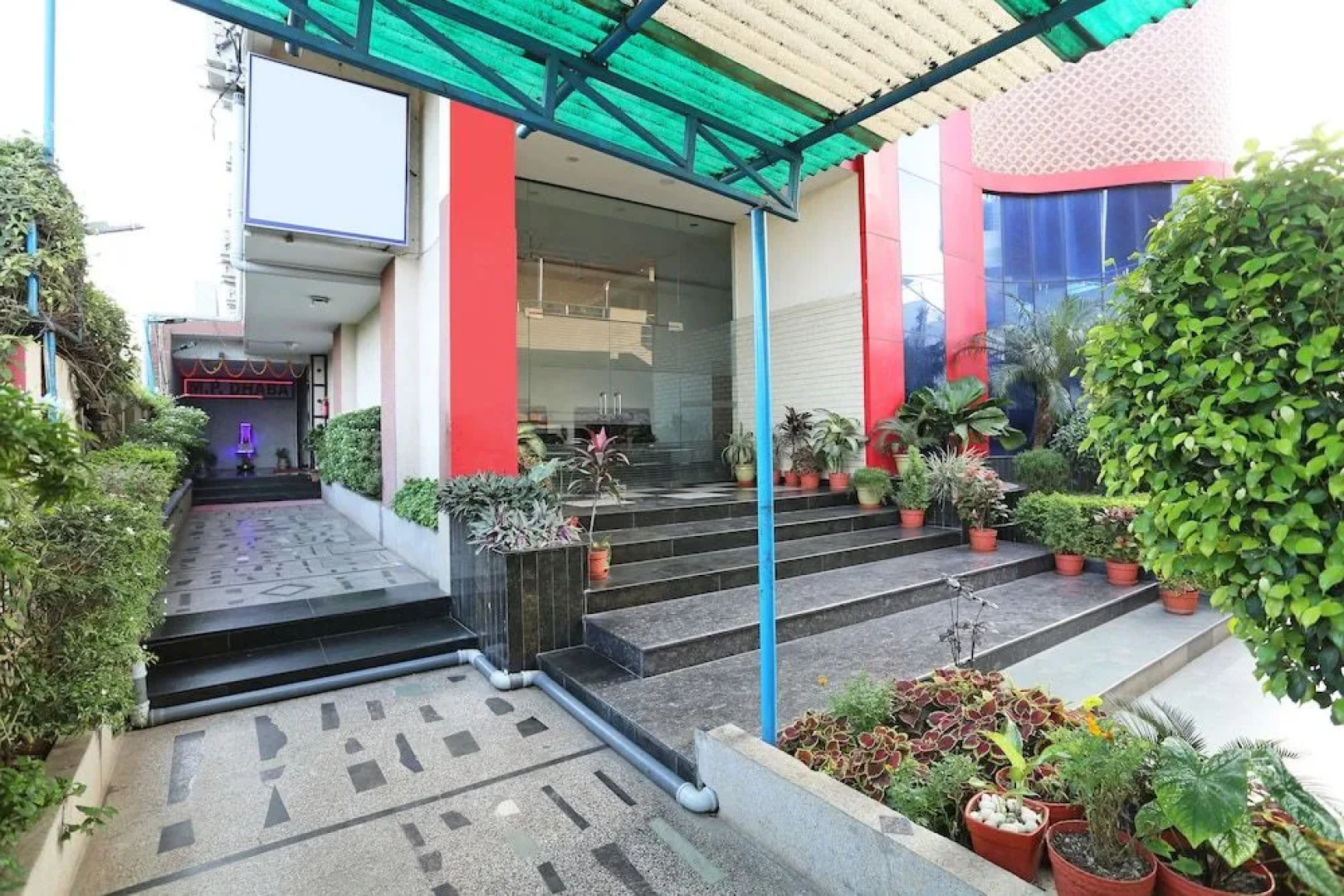 Townhouse OAK Hotel MP Inn