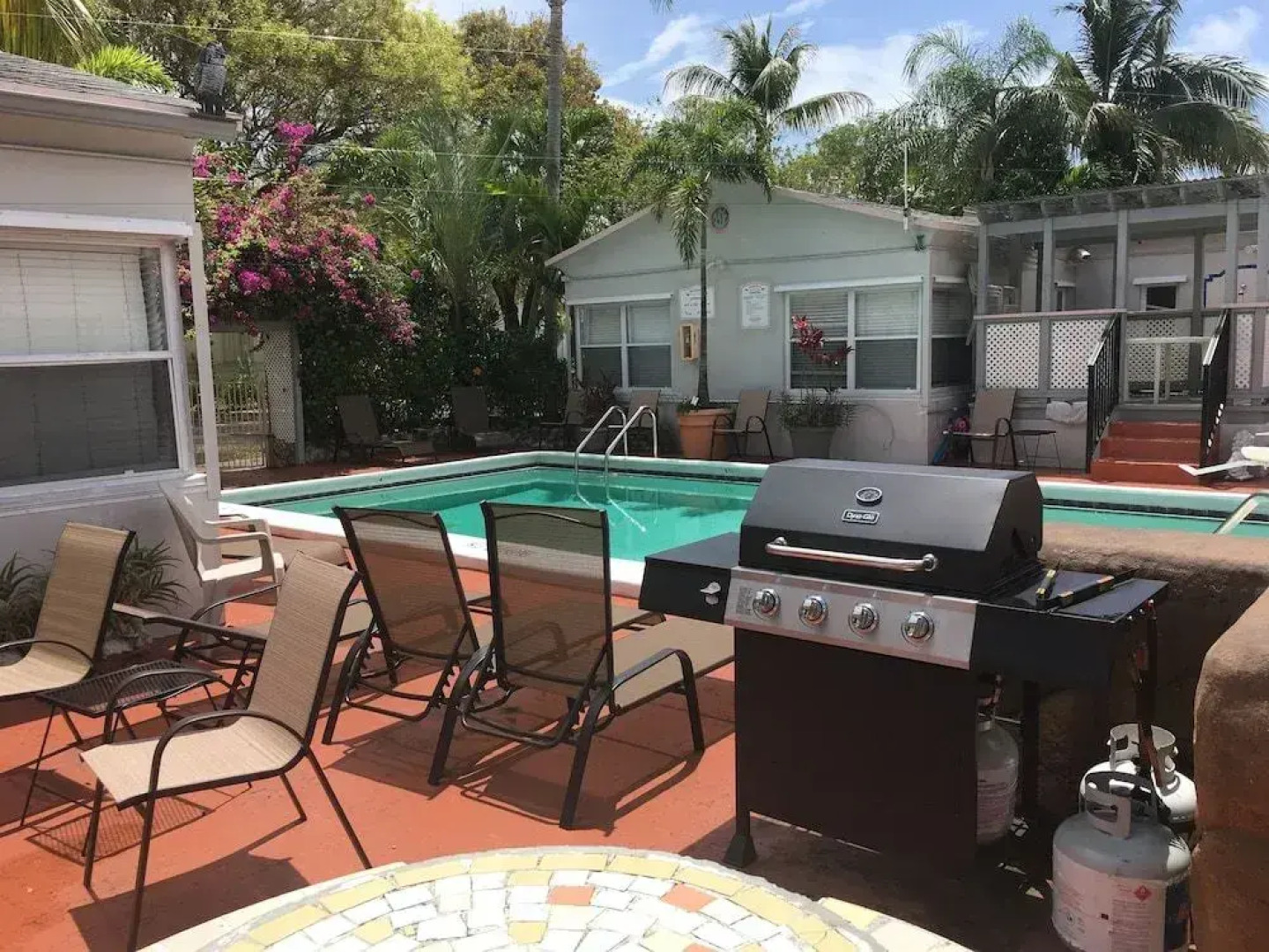 Richards Motel Courtyard