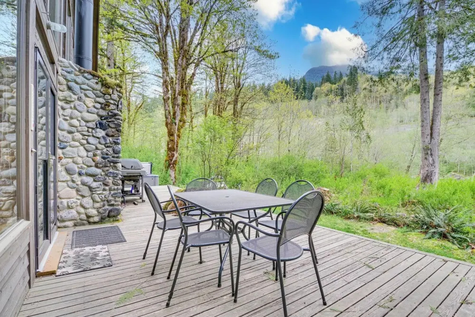 Riverfront Skykomish Cabin w/ Private Hot Tub!