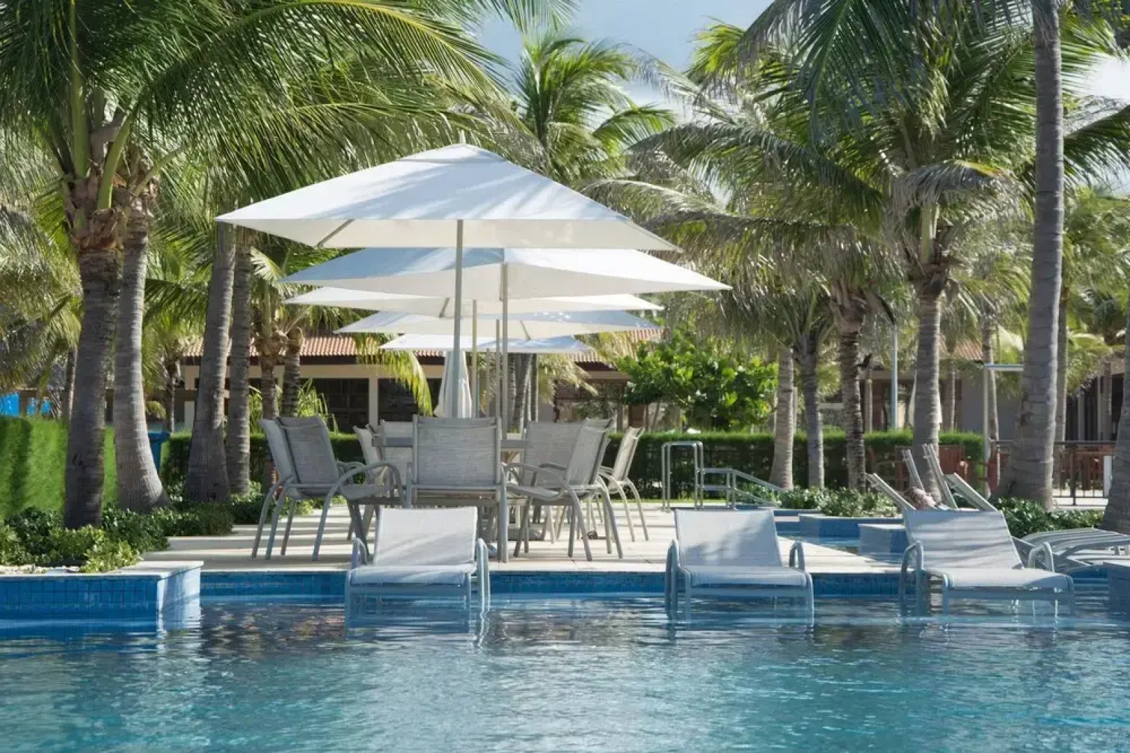 ML103 Luxuoso apartamento de 3 suítes no Mandara Lanai