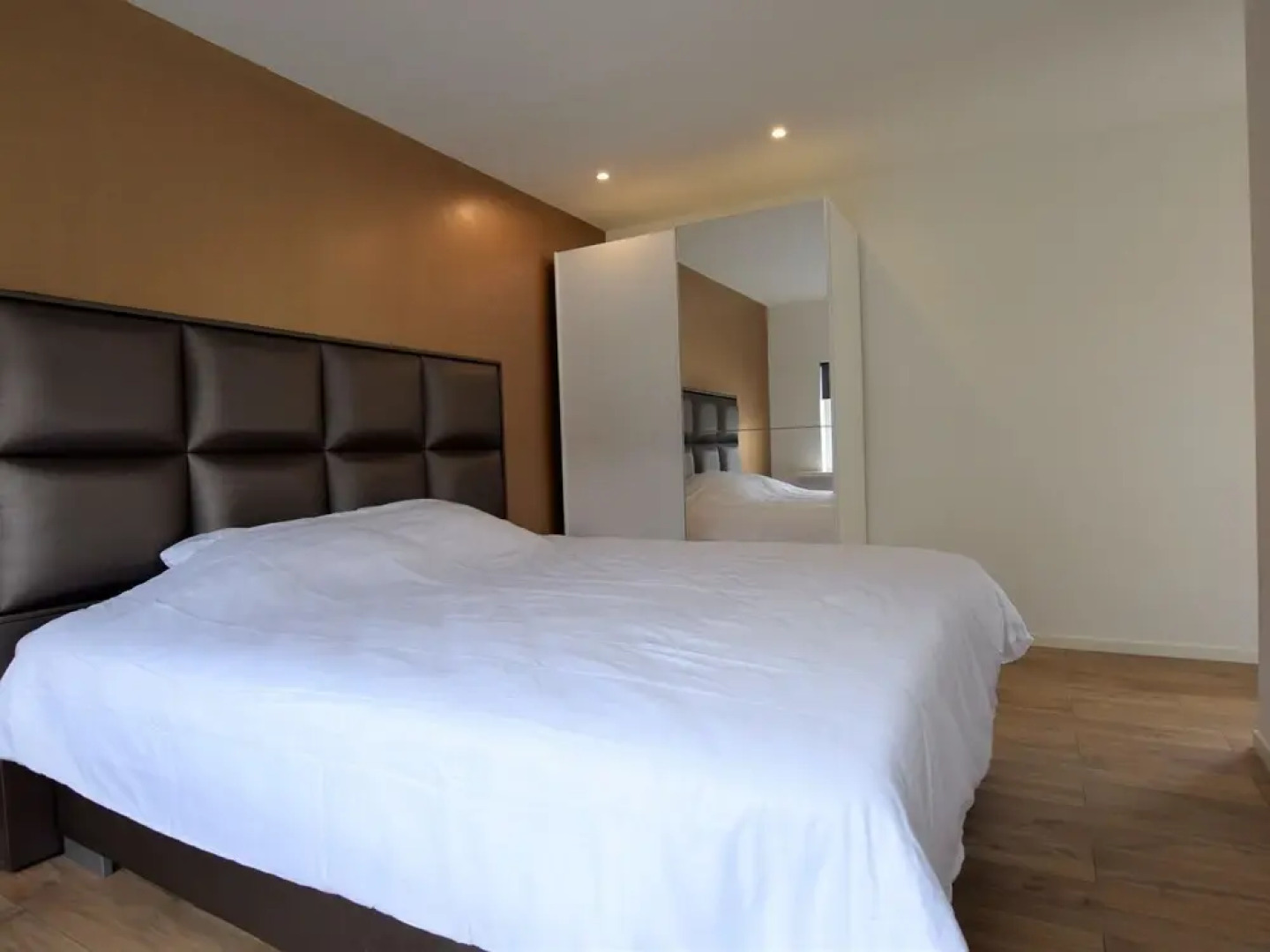 Beautiful Houseboat With Terrace, Jacuzzi