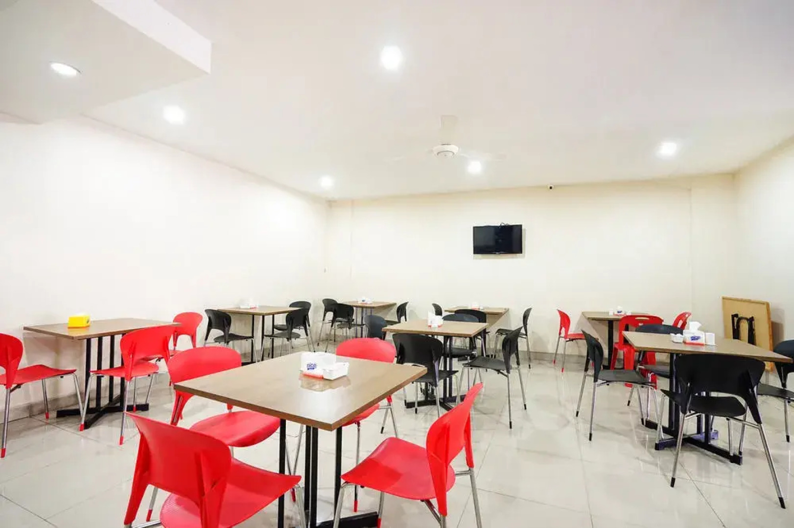 ZEN Rooms Near Mitra Raya