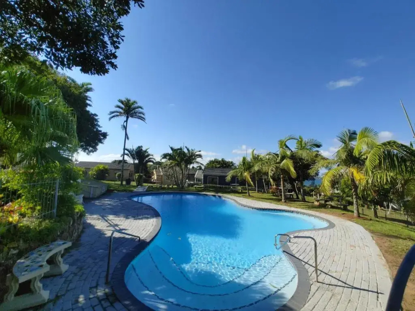 Cozy beach cottage with communal pool