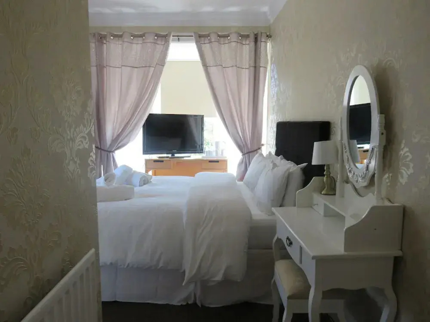 The Queens Arms Hotel