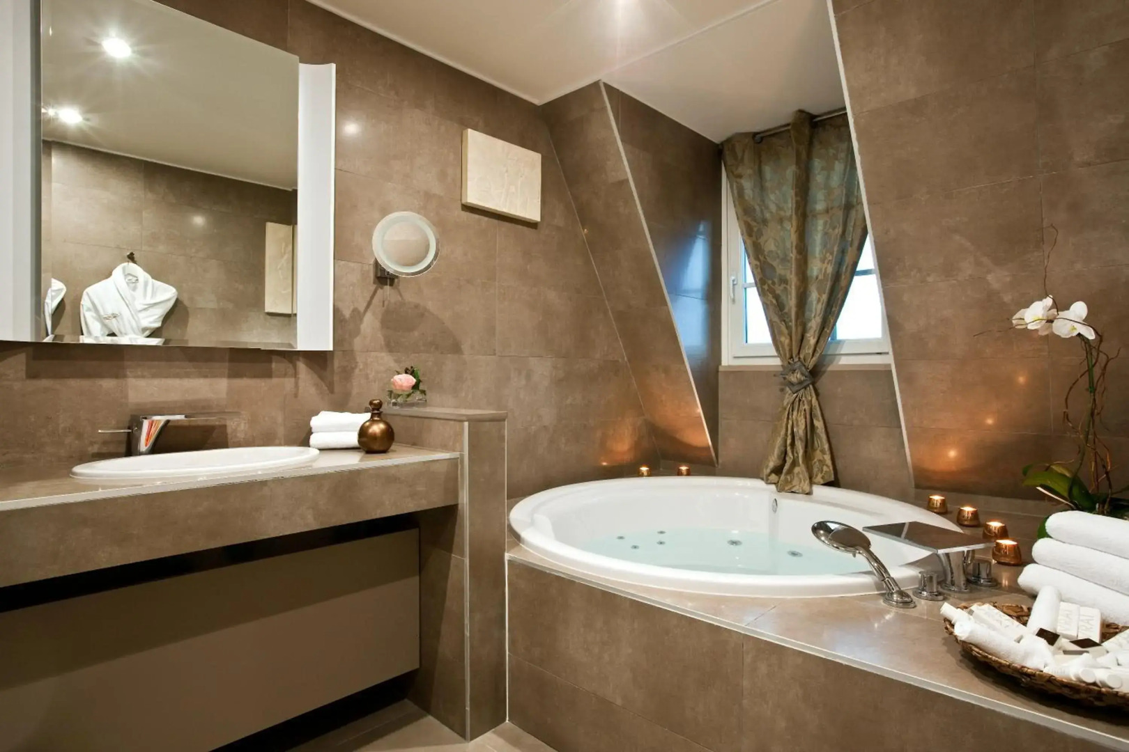 Château Jeanne & the Forest - Château de Montvillargenne