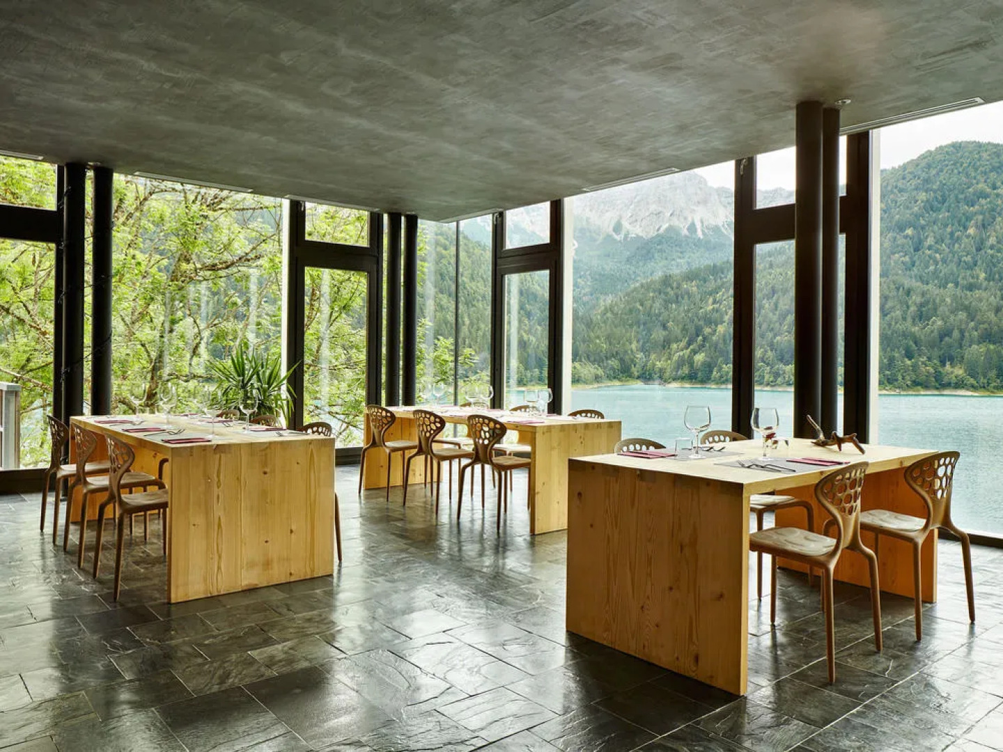 MAANJA Lake Front Suite and Restaurant