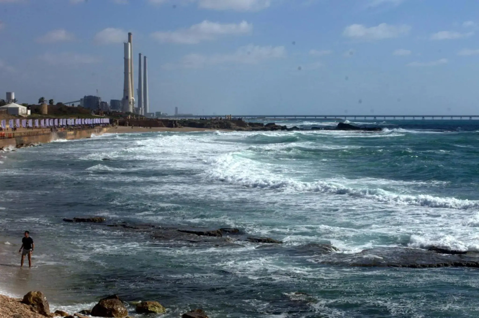 מול הים בקיסריה