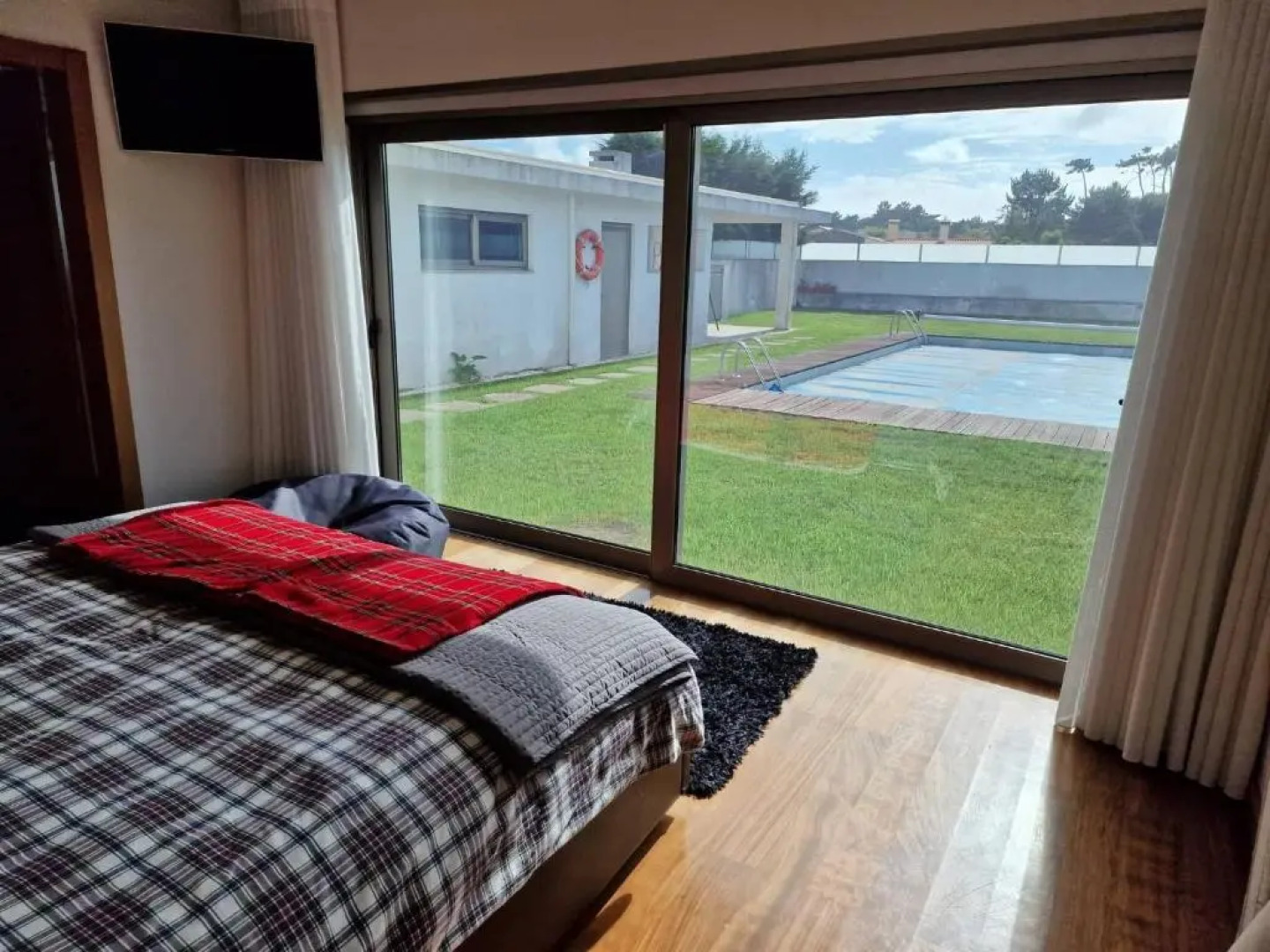 Family house with pool and beautiful river view