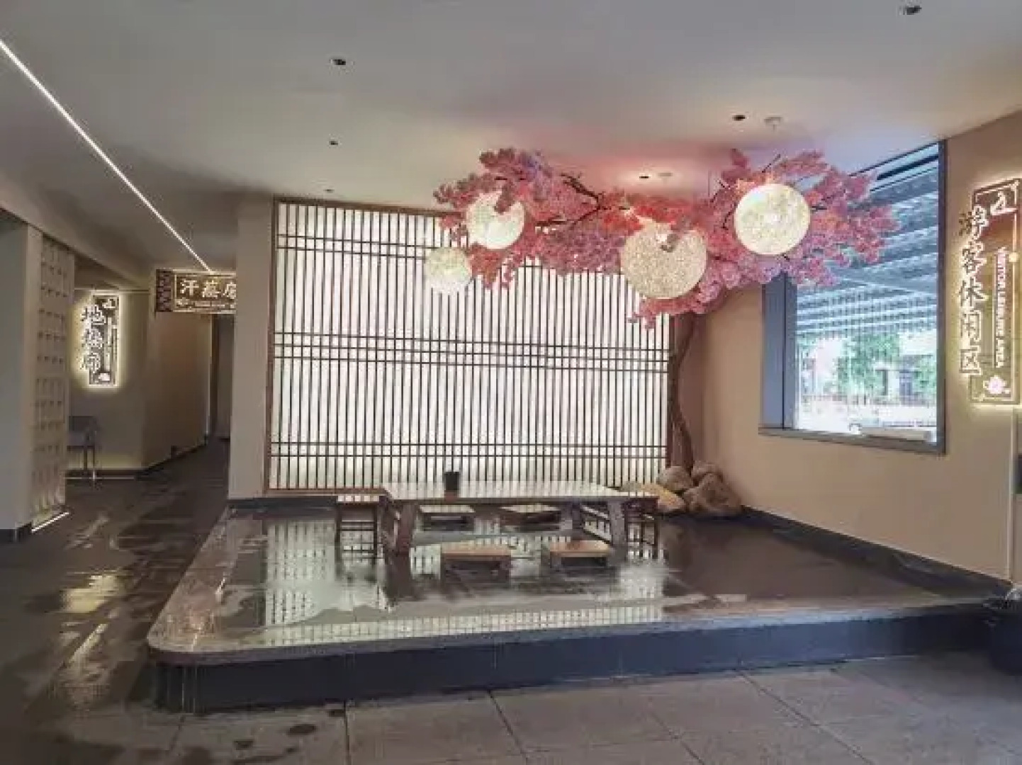 Royal Hot Spring Theme Inn