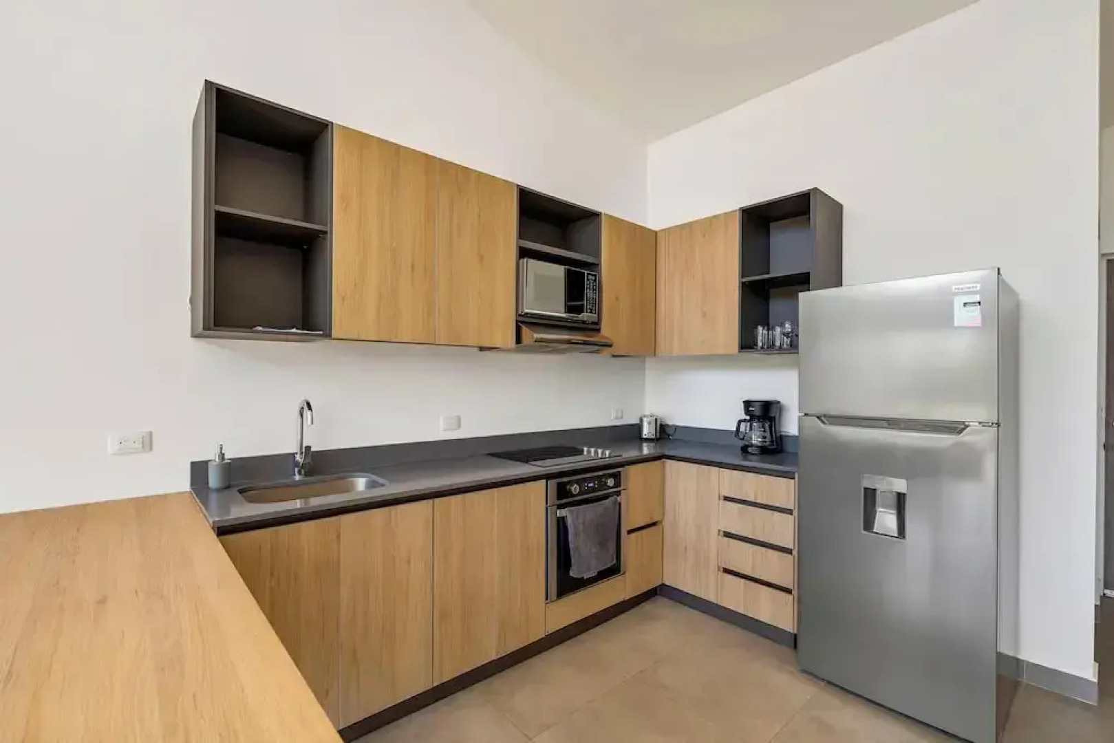 8 min walk to Beach Pool & Golf