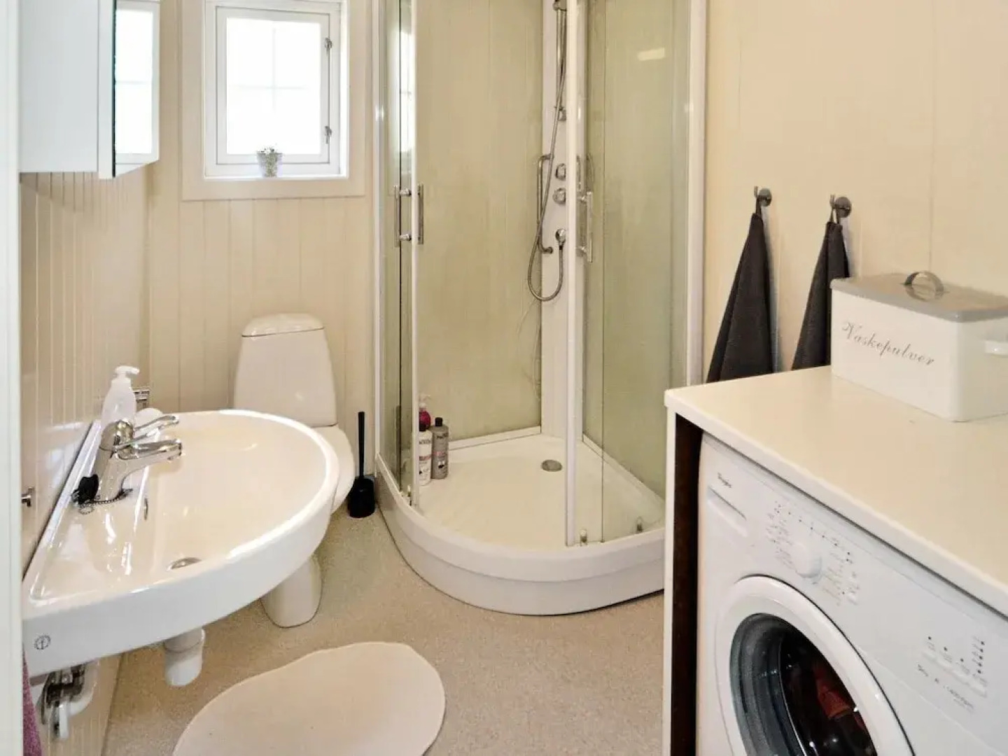 Holiday Home in Høvåg