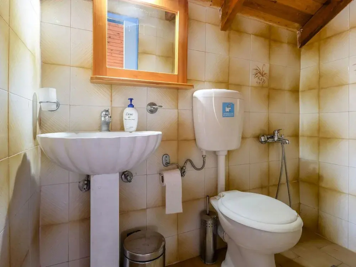 Tranquil Holiday Home in Palaiochora near Sea Beach