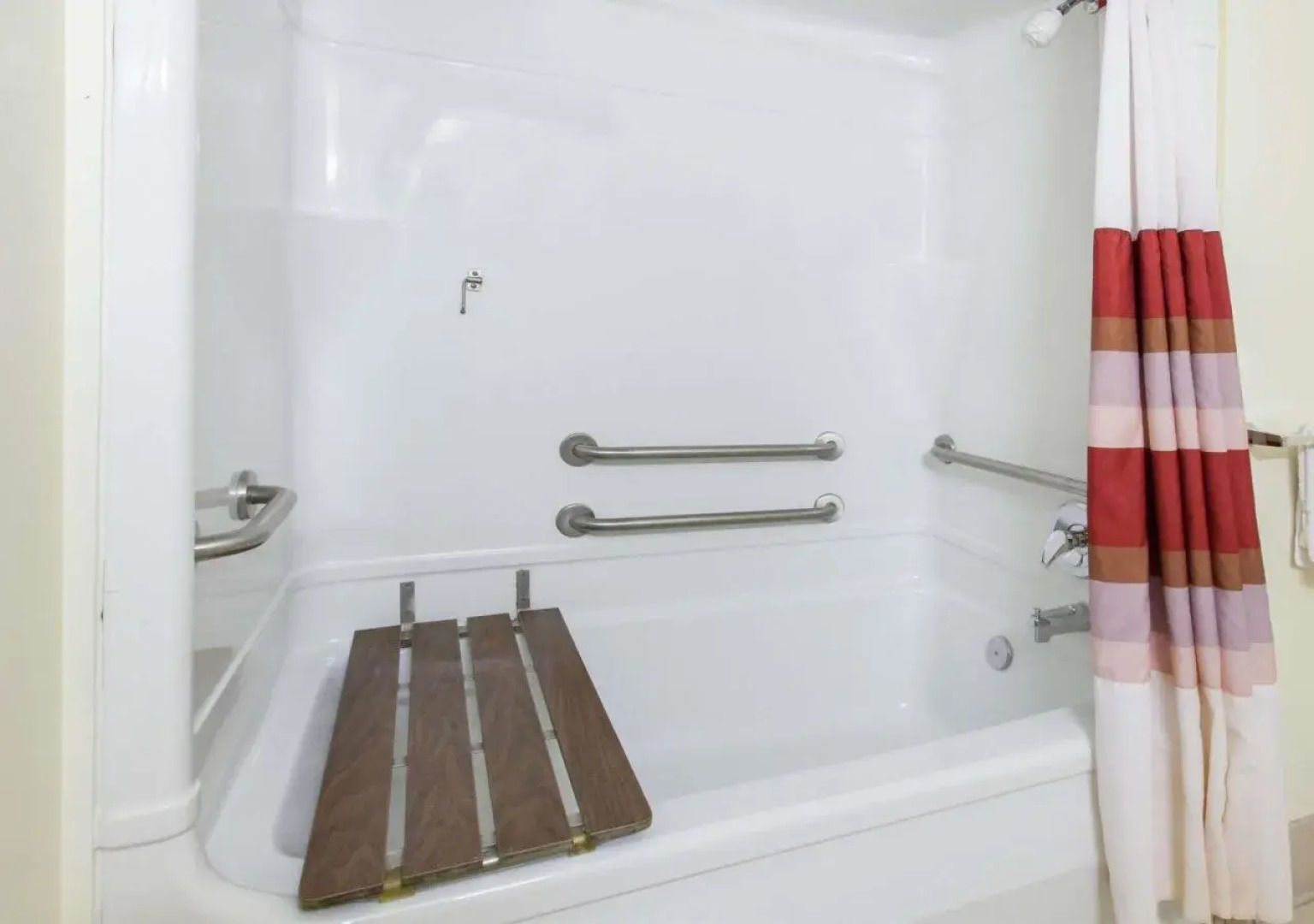 Travelodge by Wyndham Romulus Detroit Airport