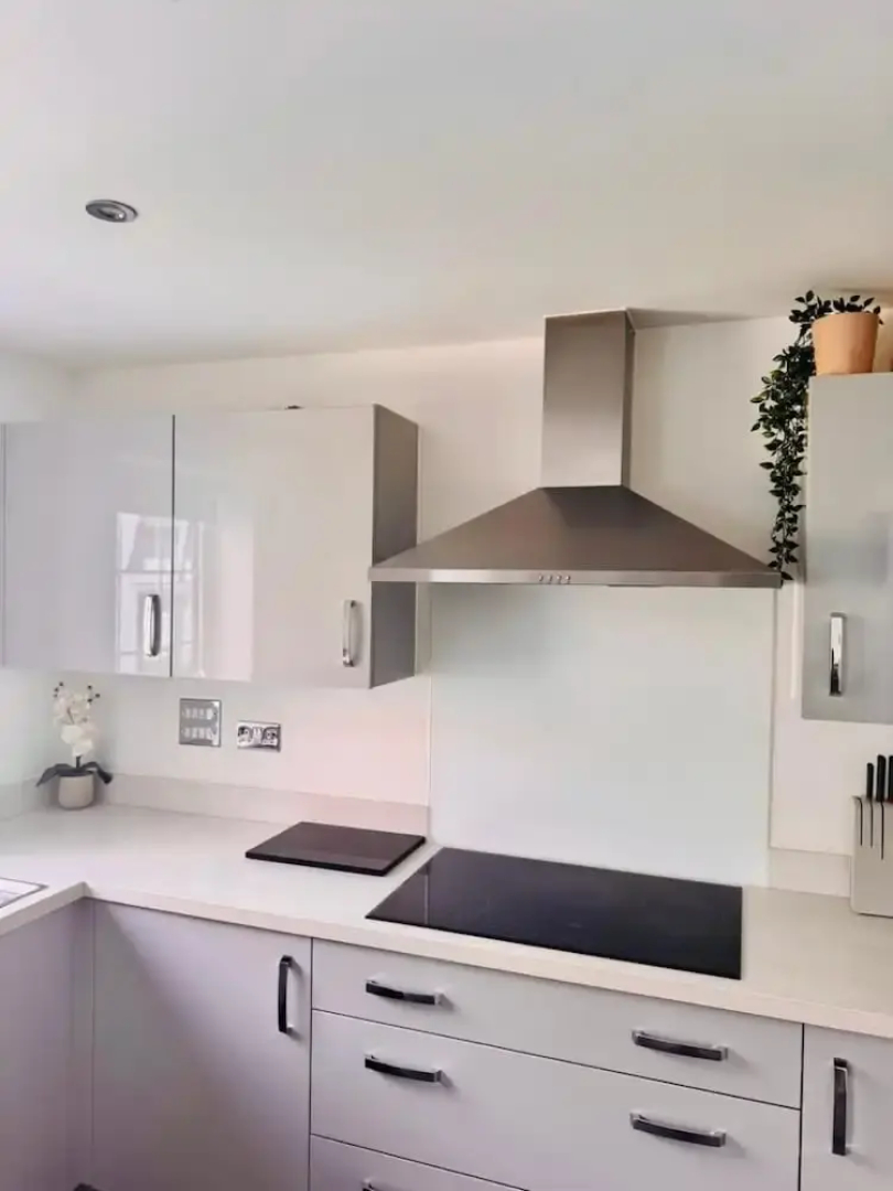 High END Spacious 4 Bed House - Free Parking