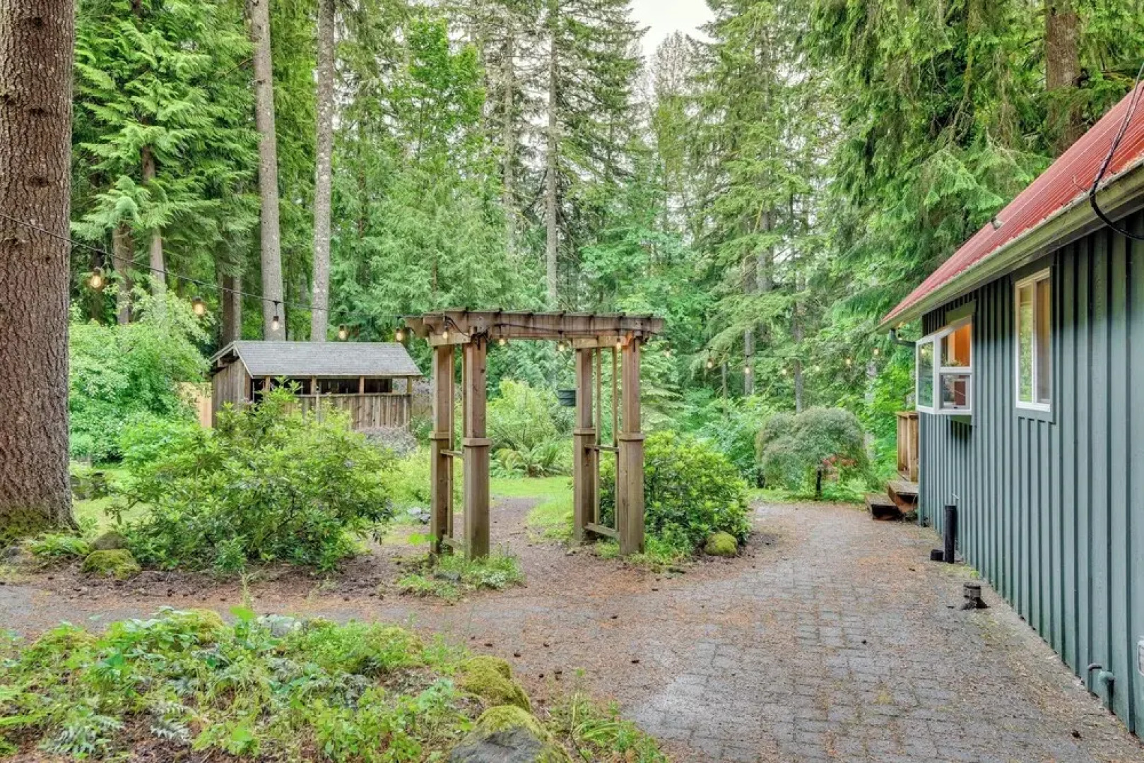 Peaceful Mt. Hood Cabin w/ Hot Tub & Fire Pit!