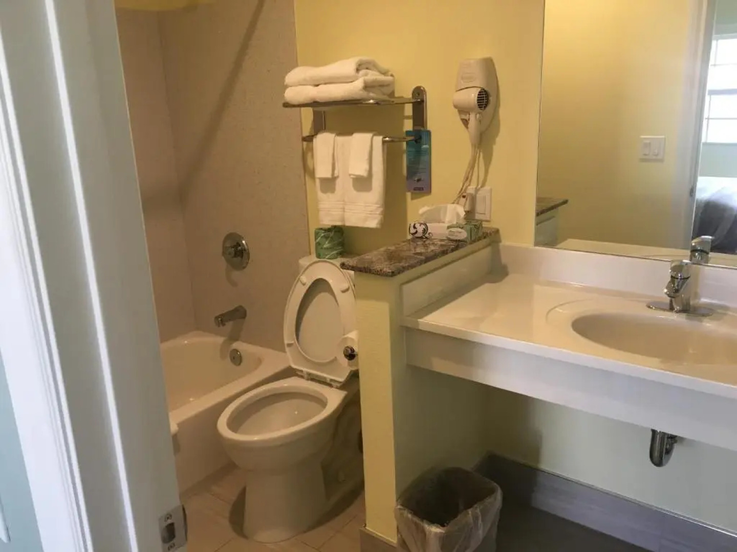 Econo Lodge Inn & Suites Fairfield