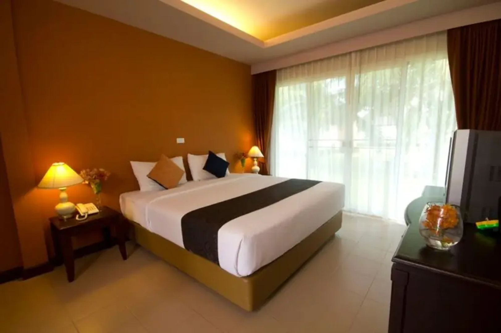 Lakeside Chalet by Mida