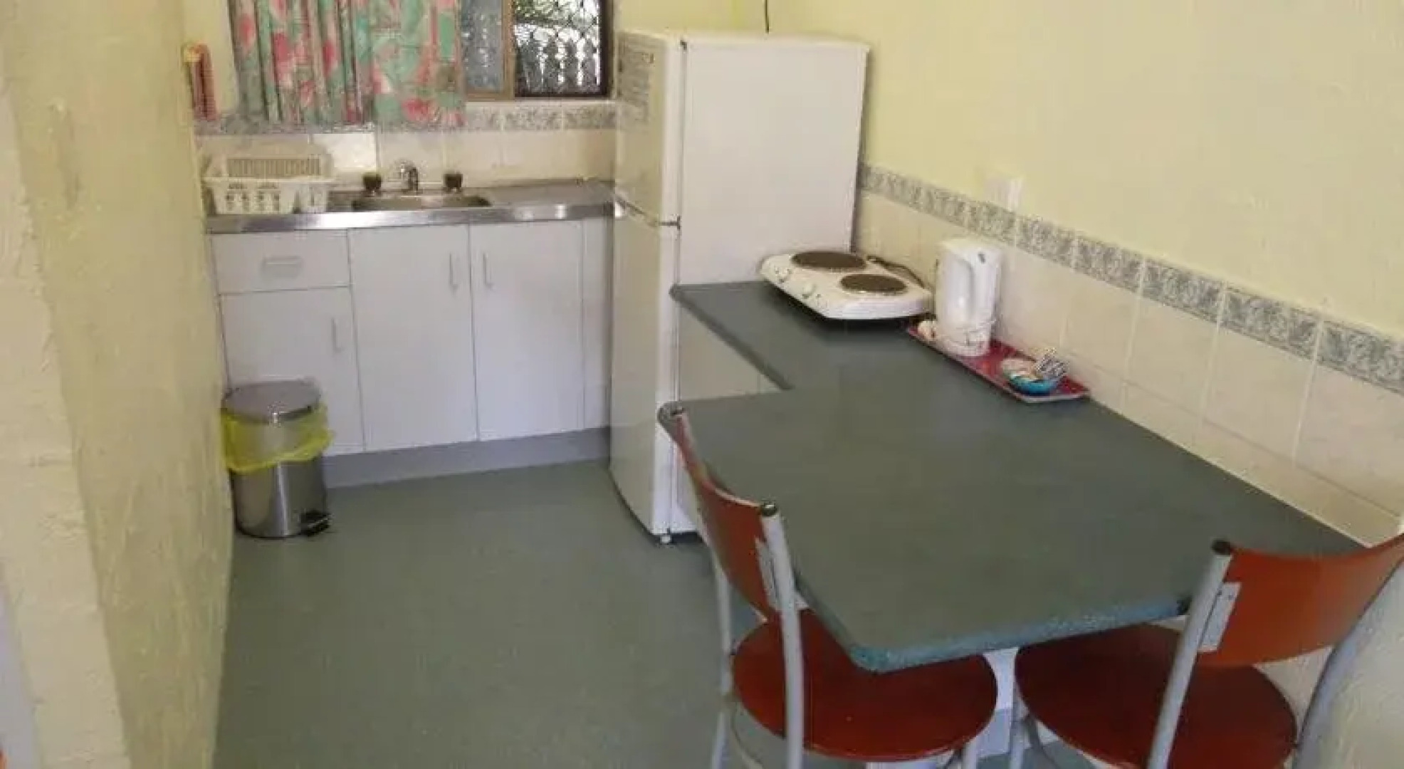 Kinka Palms Beachfront Apartments / Motel